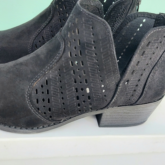 Steve Madden Sabra Black Perforated Ankle Booties Women's Size 6 NWT - Picture 6 of 14